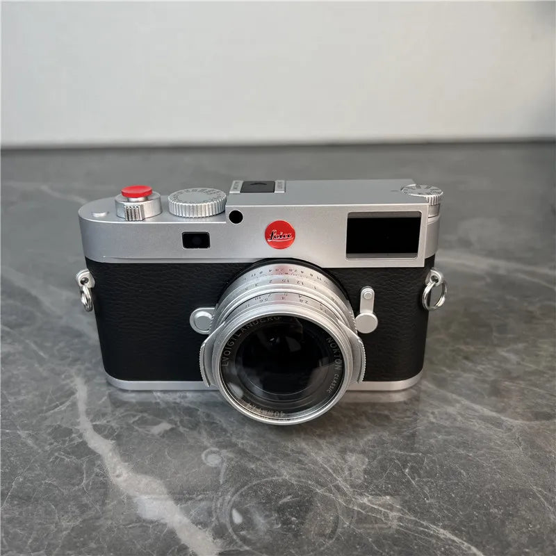 The new M11 Leica model micro-single camera toy model holds the studio showroom props