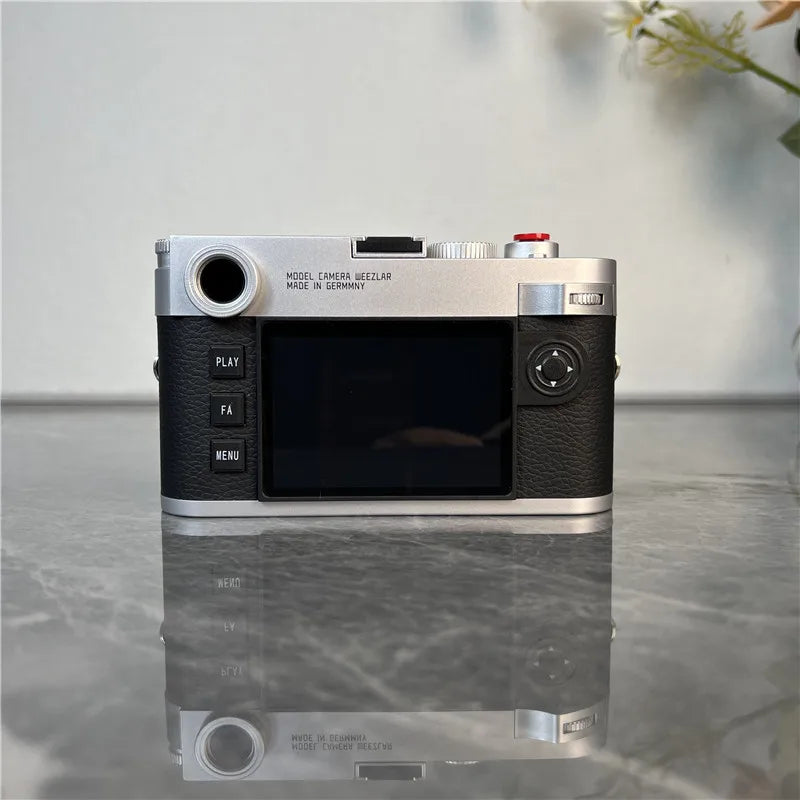 The new M11 Leica model micro-single camera toy model holds the studio showroom props