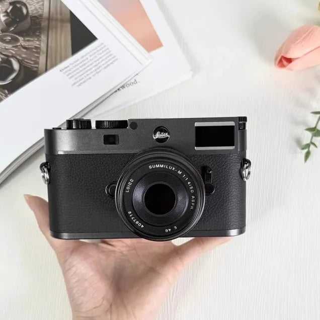 The new M11 Leica model micro-single camera toy model holds the studio showroom props