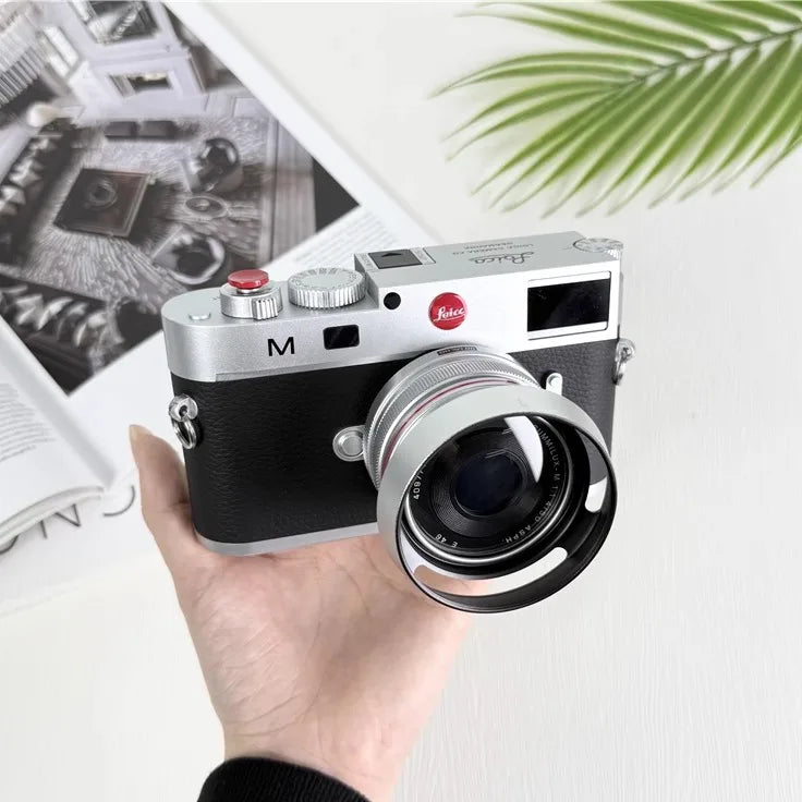 The new M11 Leica model micro-single camera toy model holds the studio showroom props