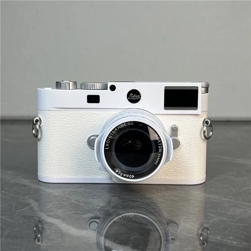 The new M11 Leica model micro-single camera toy model holds the studio showroom props