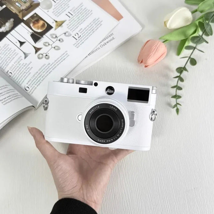 The new M11 Leica model micro-single camera toy model holds the studio showroom props