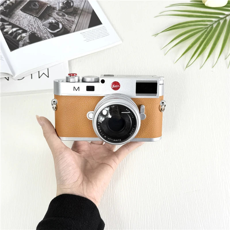 The new M11 Leica model micro-single camera toy model holds the studio showroom props