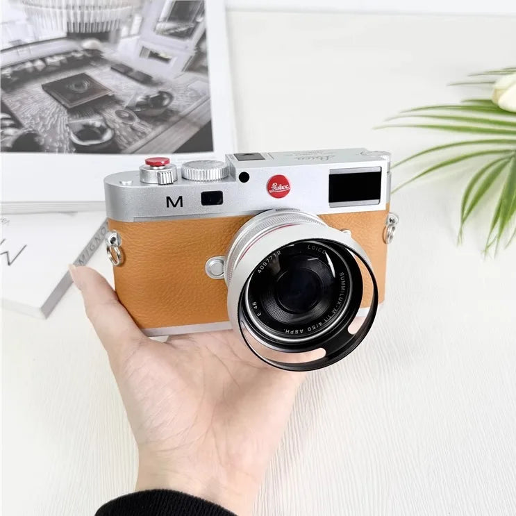 The new M11 Leica model micro-single camera toy model holds the studio showroom props
