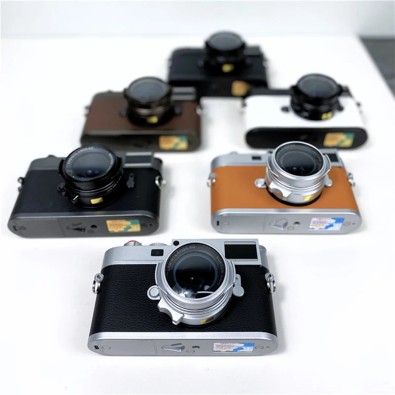 The new M11 Leica model micro-single camera toy model holds the studio showroom props
