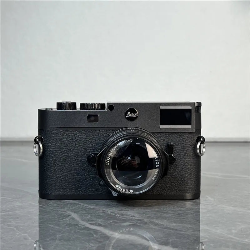 The new M11 Leica model micro-single camera toy model holds the studio showroom props