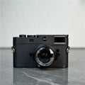 The new M11 Leica model micro-single camera toy model holds the studio showroom props