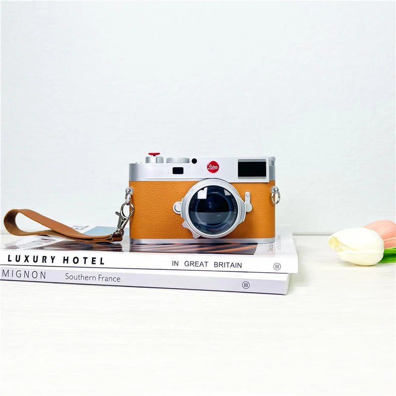 The new M11 Leica model micro-single camera toy model holds the studio showroom props