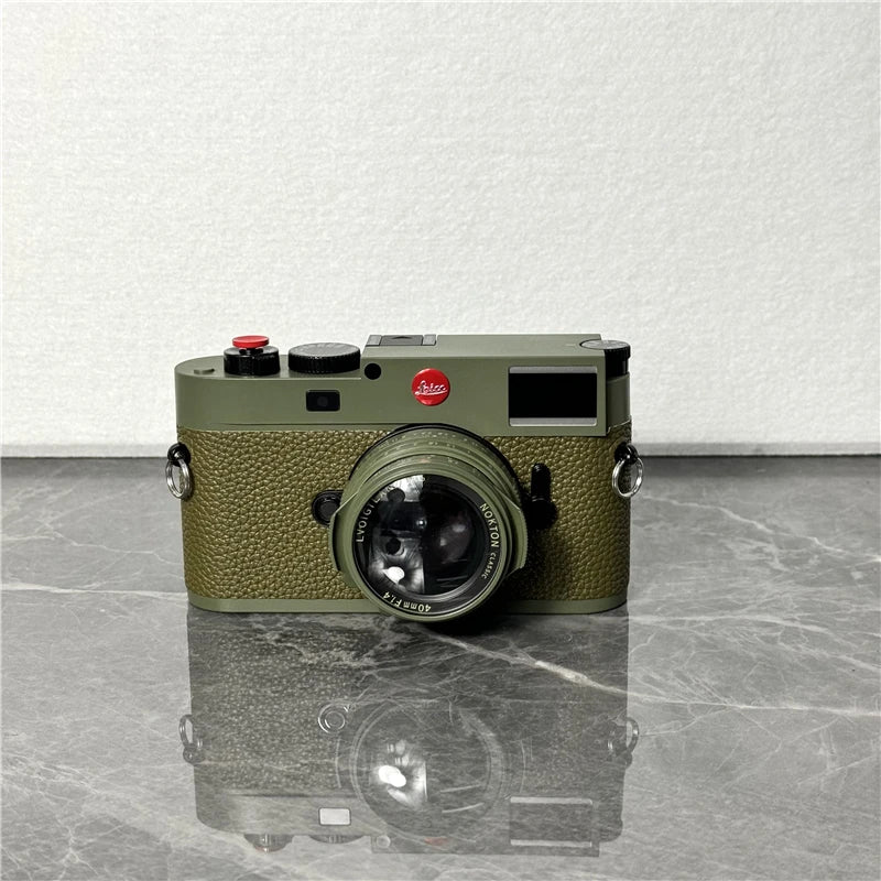 The new M11 Leica model micro-single camera toy model holds the studio showroom props