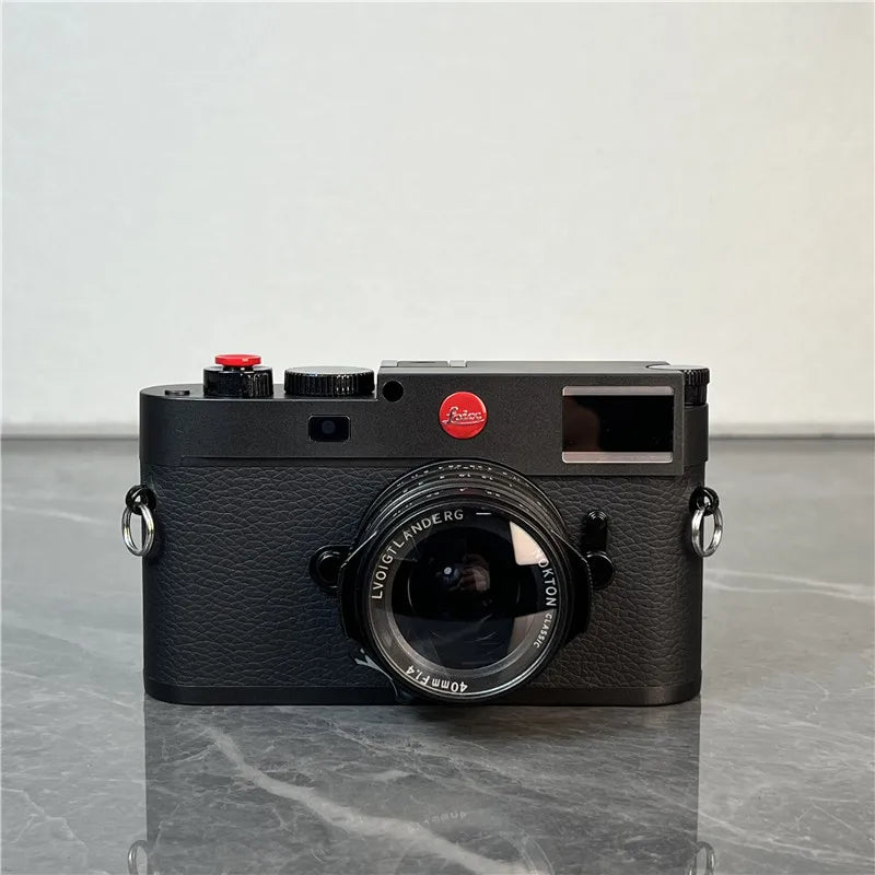 The new M11 Leica model micro-single camera toy model holds the studio showroom props