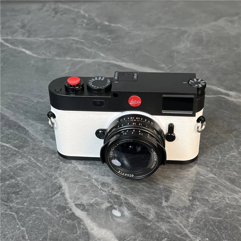 The new M11 Leica model micro-single camera toy model holds the studio showroom props