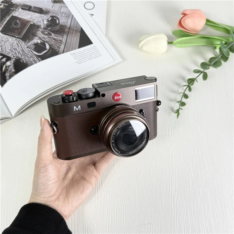 The new M11 Leica model micro-single camera toy model holds the studio showroom props