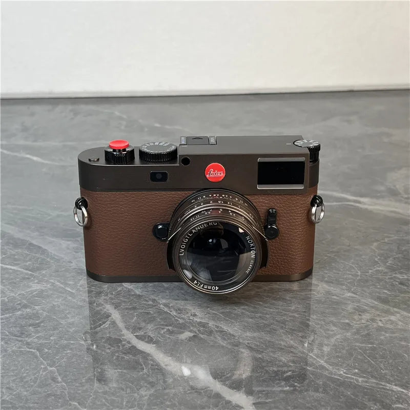The new M11 Leica model micro-single camera toy model holds the studio showroom props