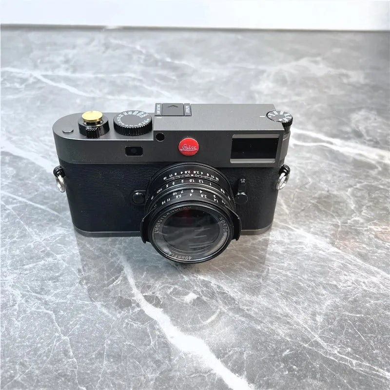 The new M11 Leica model micro-single camera toy model holds the studio showroom props
