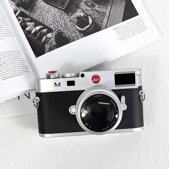 The new M11 Leica model micro-single camera toy model holds the studio showroom props