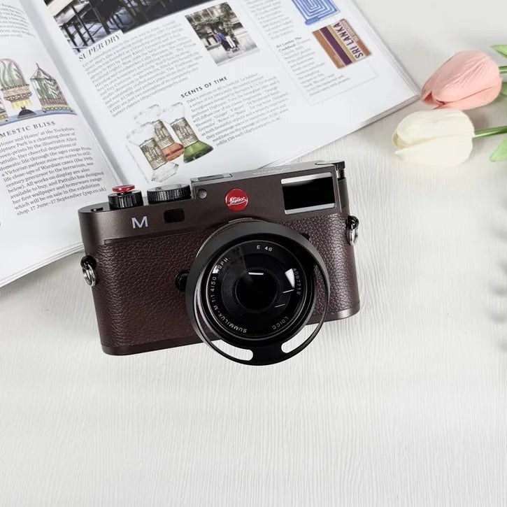 The new M11 Leica model micro-single camera toy model holds the studio showroom props