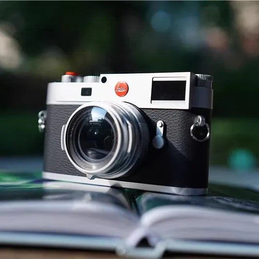 The new M11 Leica model micro-single camera toy model holds the studio showroom props